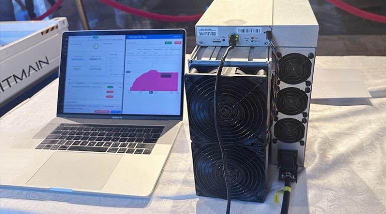 Supplier Antminer S21 test setup with laptop